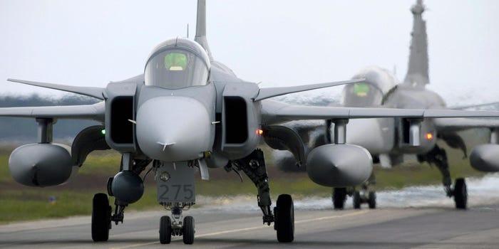 من أفضل المقاتلات حول العالم: طائرة سويدية تتفوق على F-35 الأمريكية!

