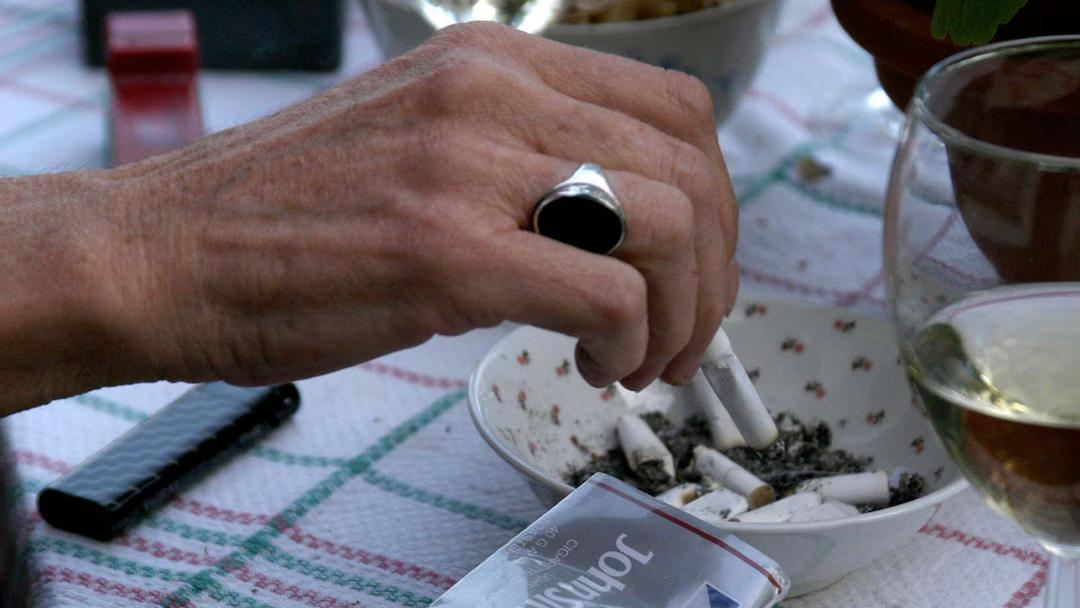 تدخين شقة مسنة