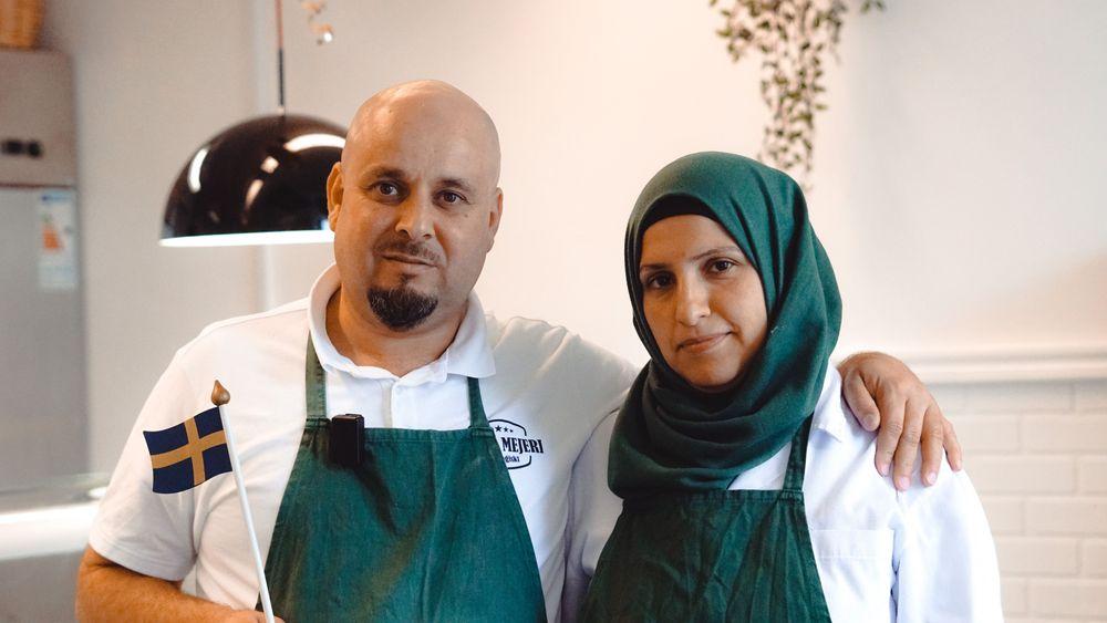 عبد الكريم وأماني… زوجان سوريّان افتتحا متجراً لإنتاج وبيع الأجبان في السويد
