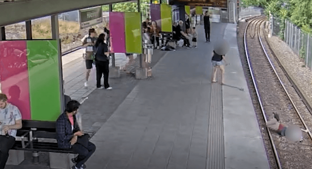 نجا بأعجوبة.. امرأة دفعت عجوز إلى سكة القطار في ستوكهولم وكاد أن يُدهس!