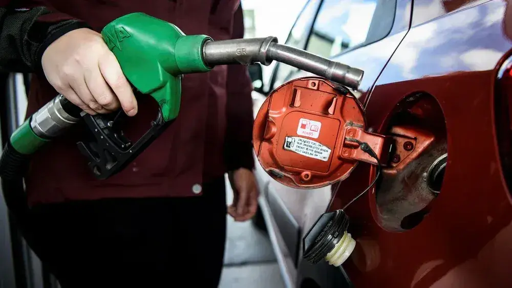 للمرة الثالثة خلال أسبوع: أسعار البنزين تنخفض مجدّداً في السويد!