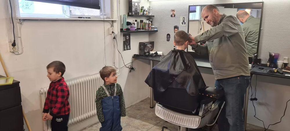 حلاق سوري يقدم حلاقة مجانية للأطفال الأوكران 
