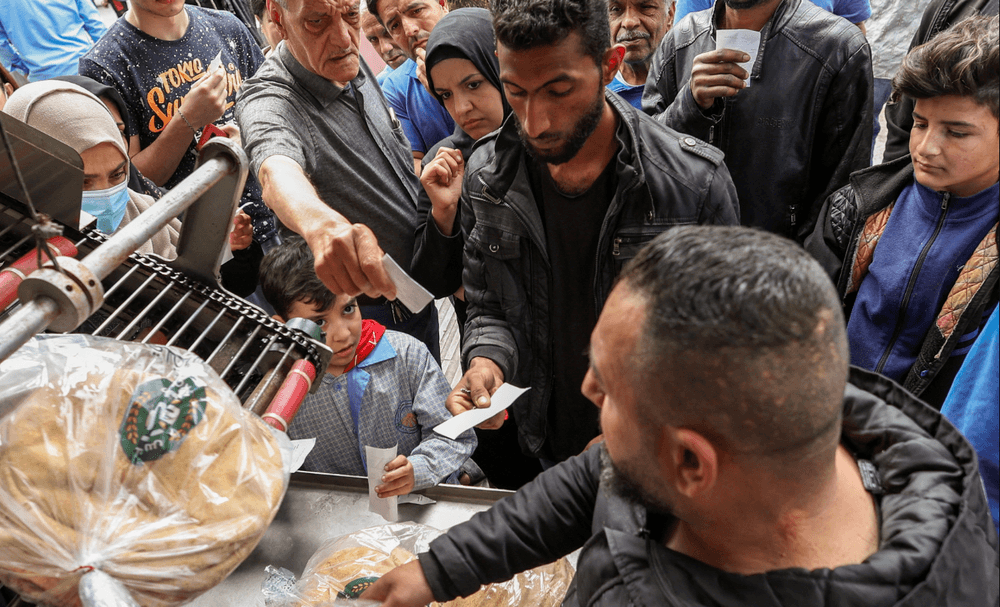 فيديو | اعتداء وحشي على لاجئ.. بسبب ربطة خبز