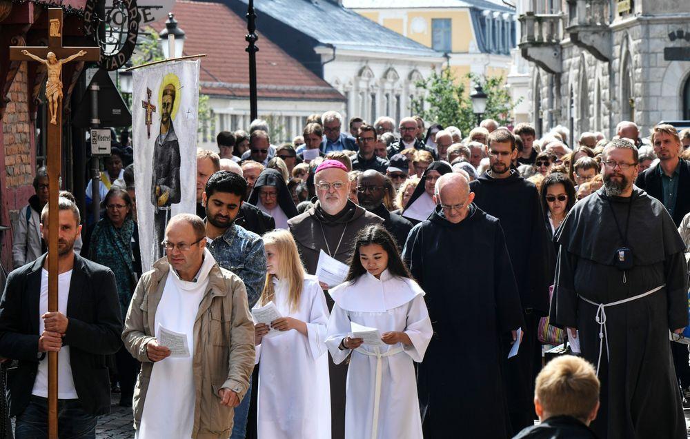 أقل من ربع سكان السويد يؤمنون بالله.. لكن ثلثيهم أعضاء بالكنيسة لهذا السبب
