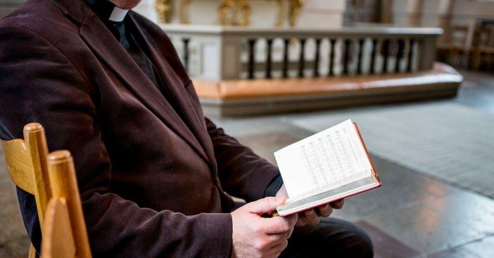 إقالة قسيس جاء مخموراً إلى جنازة