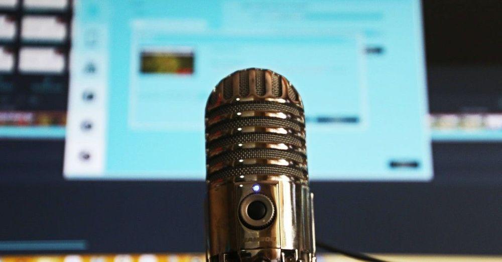 فضيحة مدوية لأستاذ بولندي نسي الميكروفون مفتوحًا