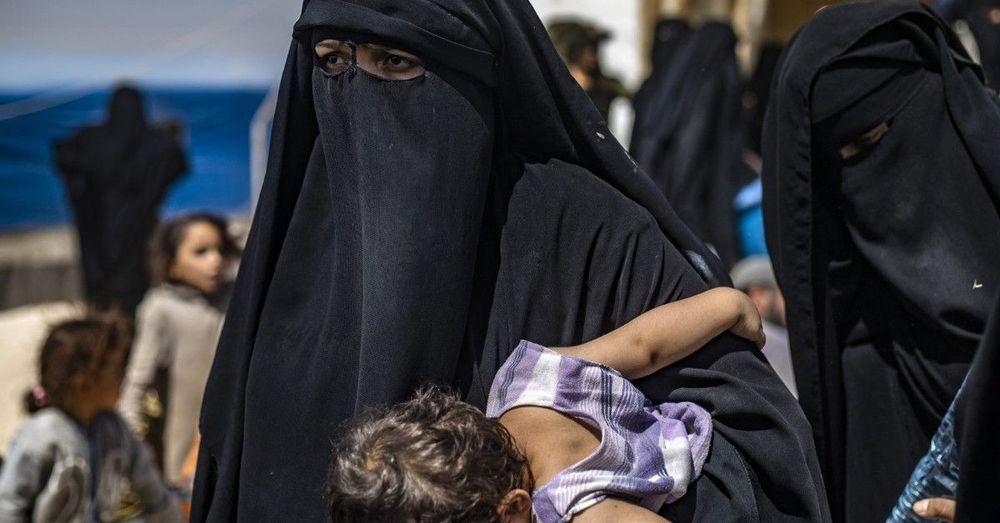 السويد تصدر حكماً بالسجن 3 سنوات لامرأة سافرت مع ابنها إلى "داعش"