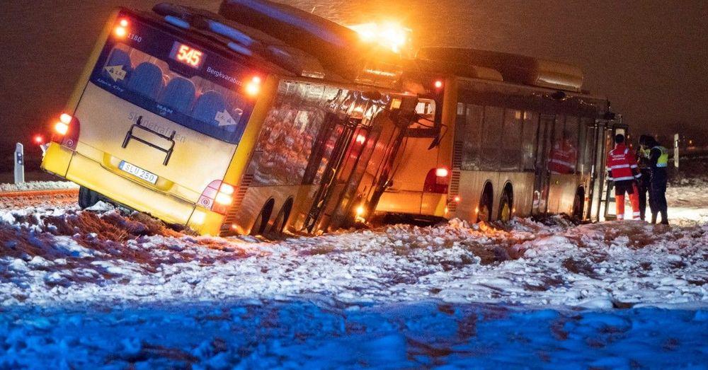 حادث بين باصين يسفر عن عدة إصابات