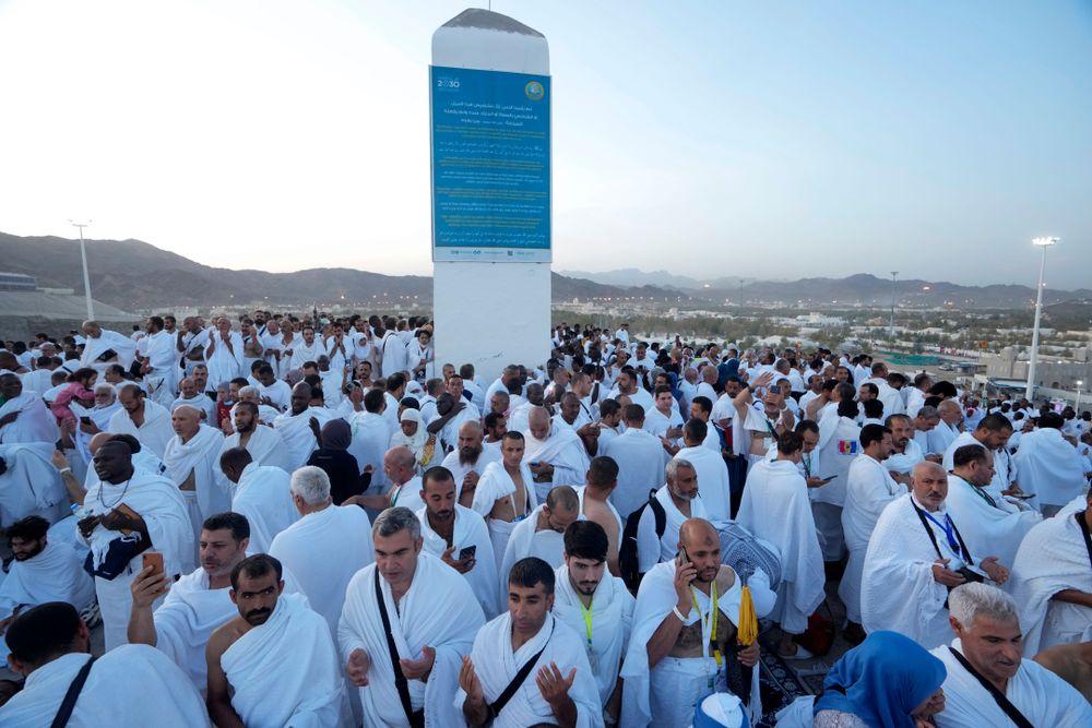 الحجاج يقفون على صعيد عرفات اليوم