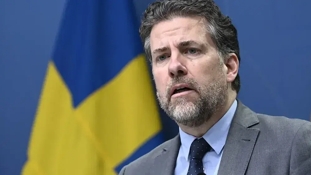 قد يجبر الأشخاص الذين لديهم تصريح إقامة دائمة على مغادرة السويد!
