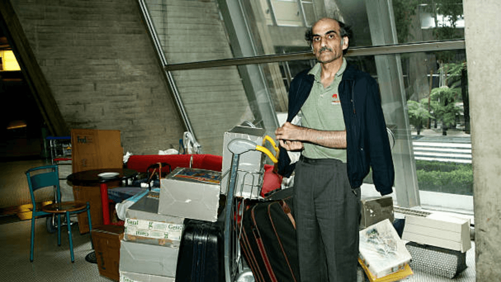 لاجئ عاش في المطار 18 عاماً حتى فقد عقله