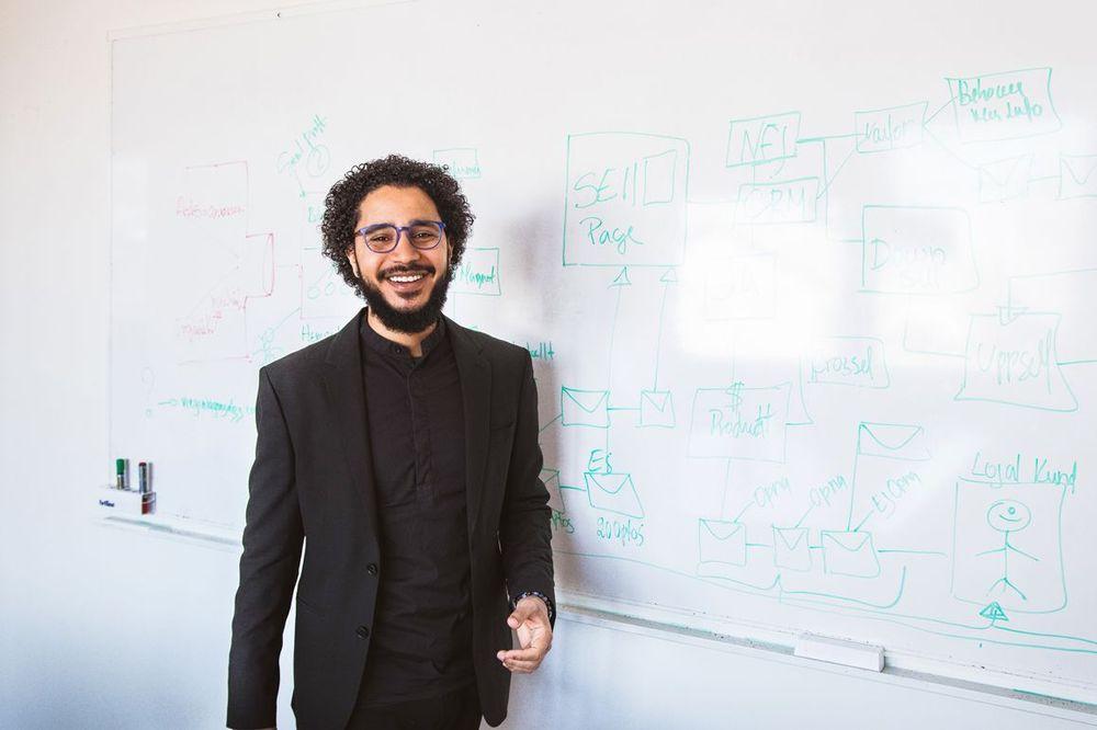 إسلام صلاح… الشاب المبتكر الذي أسس شركته في السويد
