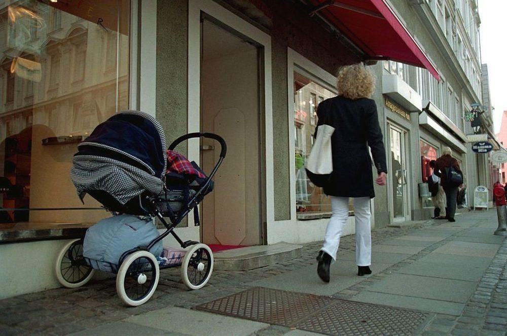 لماذا يترك الدنماركيون أطفالهم ينامون في الخارج في عربات الأطفال؟
