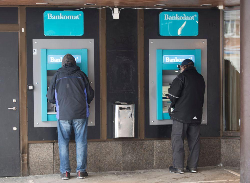 أشخاص يتعرضون للسطو عند سحب الأموال من الصراف الآلي في مالمو
