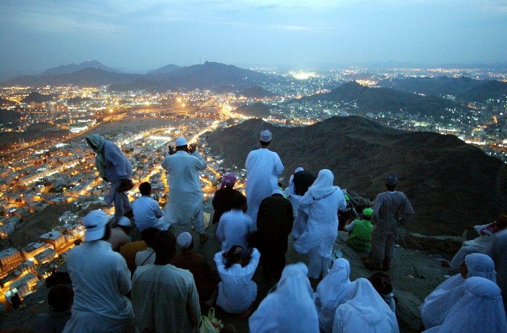 حجاج بيت الله الحرام يقفون بعرفة
