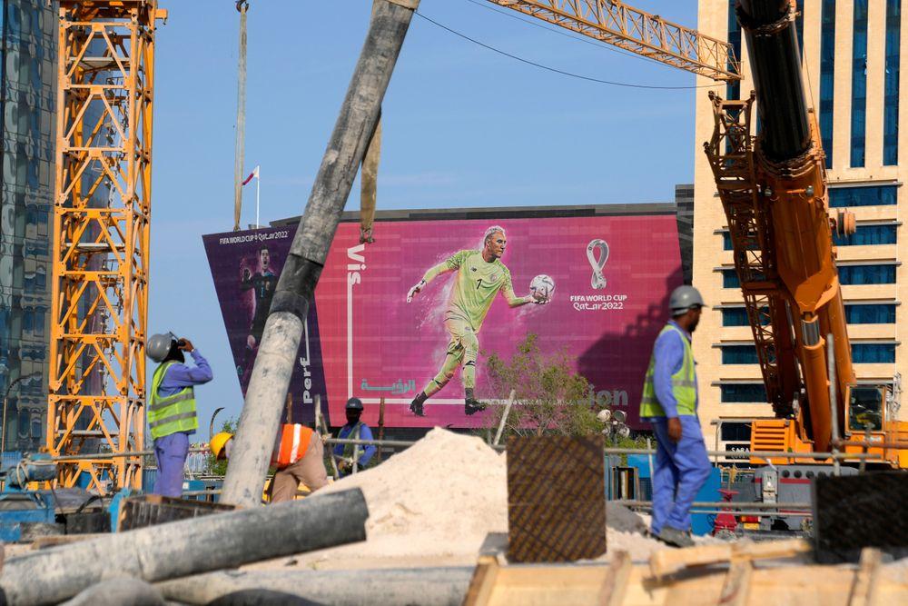 "نفتقده طوال الوقت": توفي ابنهما في قطر والأب يلقي باللوم على ظروف العمل
