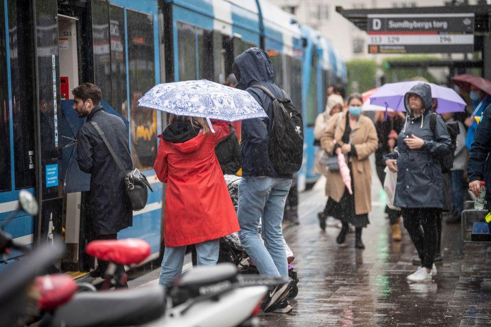 الخريف يحل مبكراً: السويد على موعد مع أمطار وعواصف
