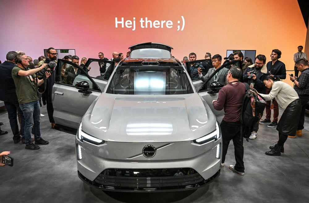 سيارة Volvo EX90 الكهربائية