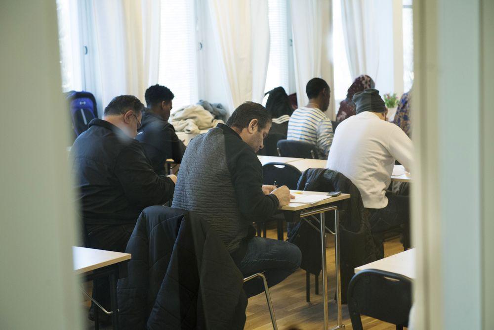 دورات تعريف بالمجتمع إلزامية لطالبي اللجوء في السويد
