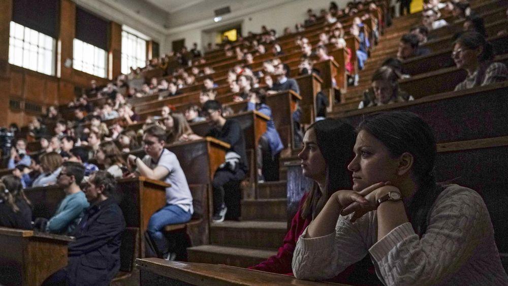 التفكير النقدي والحرية: مسؤولية الدراسة في السويد
