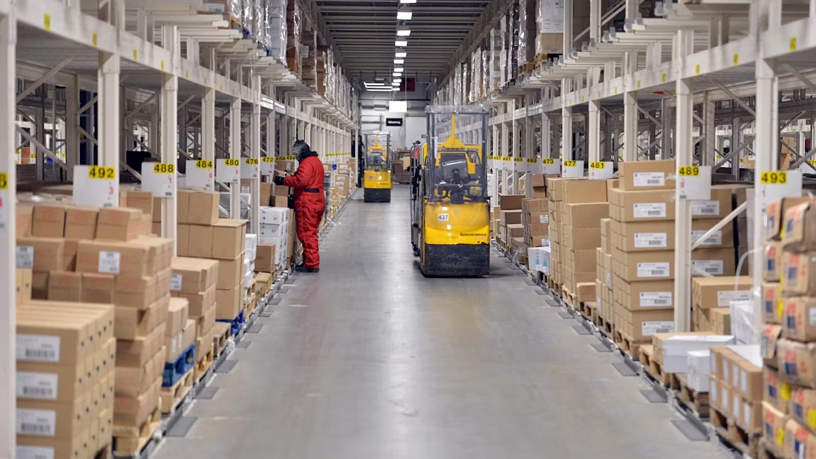 مستودع ICA-lagret في منطقة Kallhäll، خارج ستوكهولم