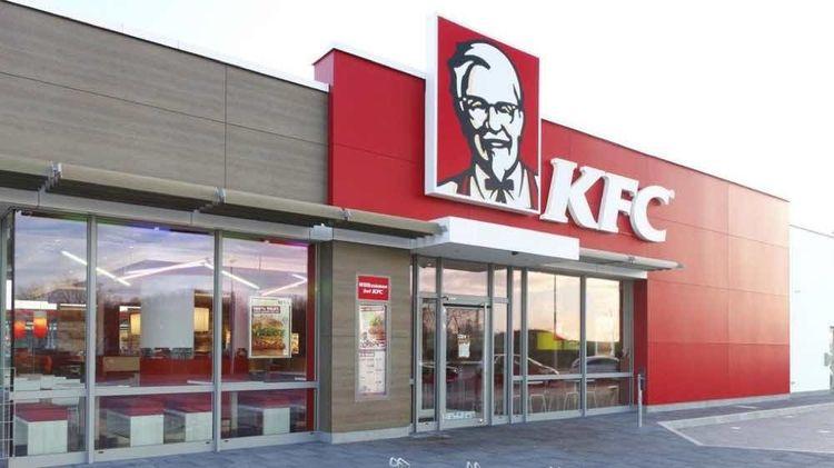 في مدينة كارلستاد و الصحة تغلق المطعم KFC بالفيديو فأر يتجول ضمن مطعم