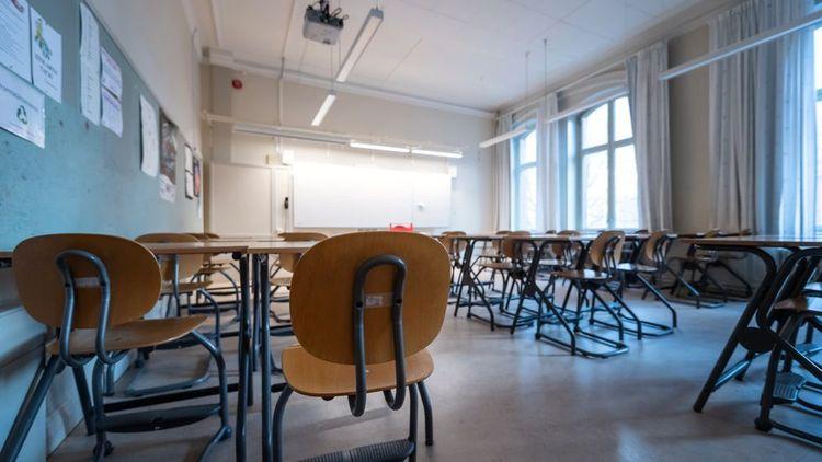  إقالة معلم مرحلة ثانوية في مدينة مالمو لتورطه بعلاقة غير لائقة مع إحدى الطالبات
