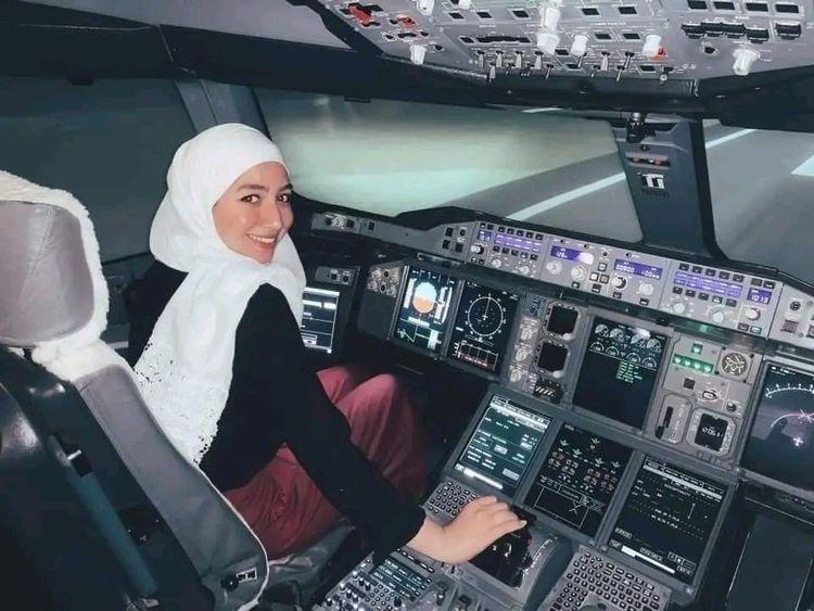 مايا غزال  أول لاجئة سورية تقود طائرة