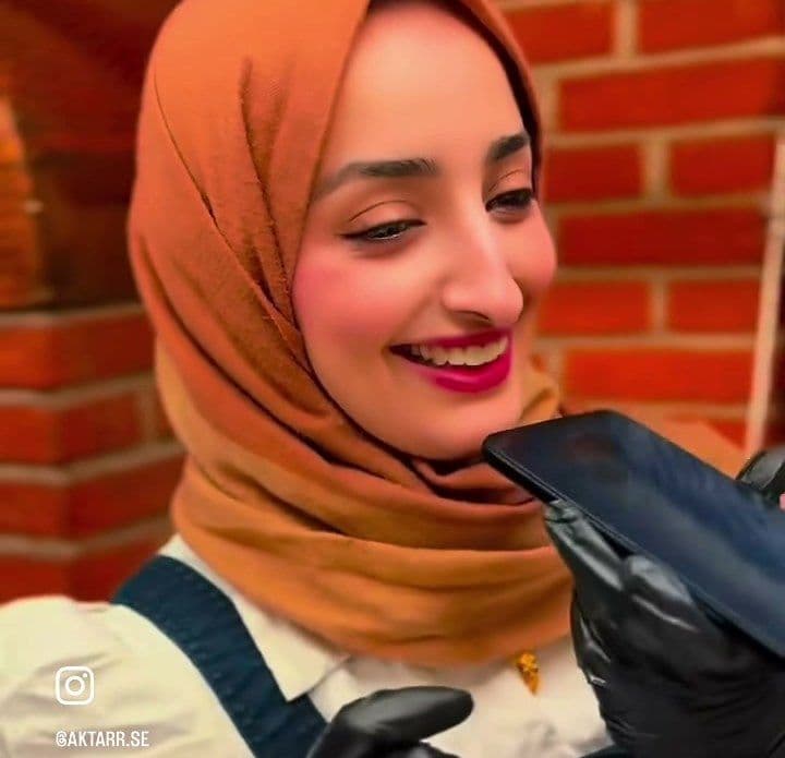 بشرى، مؤسسة دار اليمن، تبتسم خلال حديثها مع قتادة