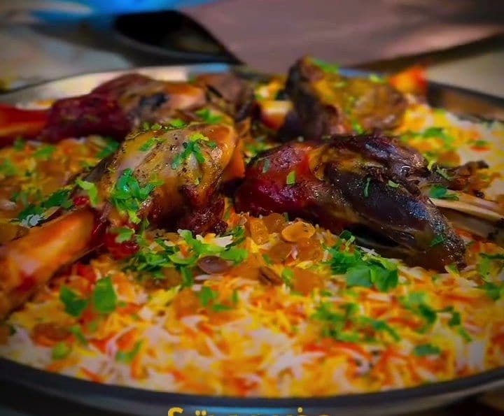 صحن كبير من الأرز واللحم في دار اليمن