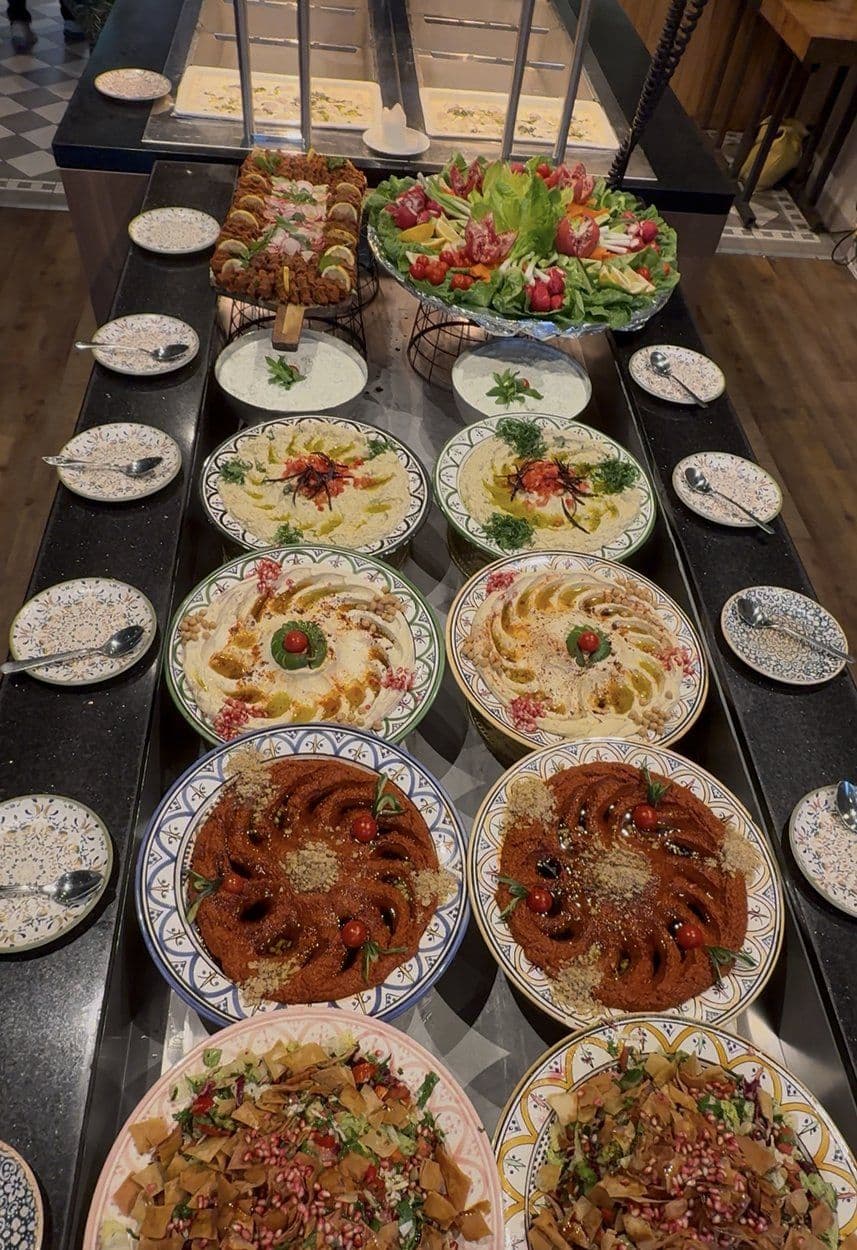 من سفرة البوفيه خلال الزيارة
