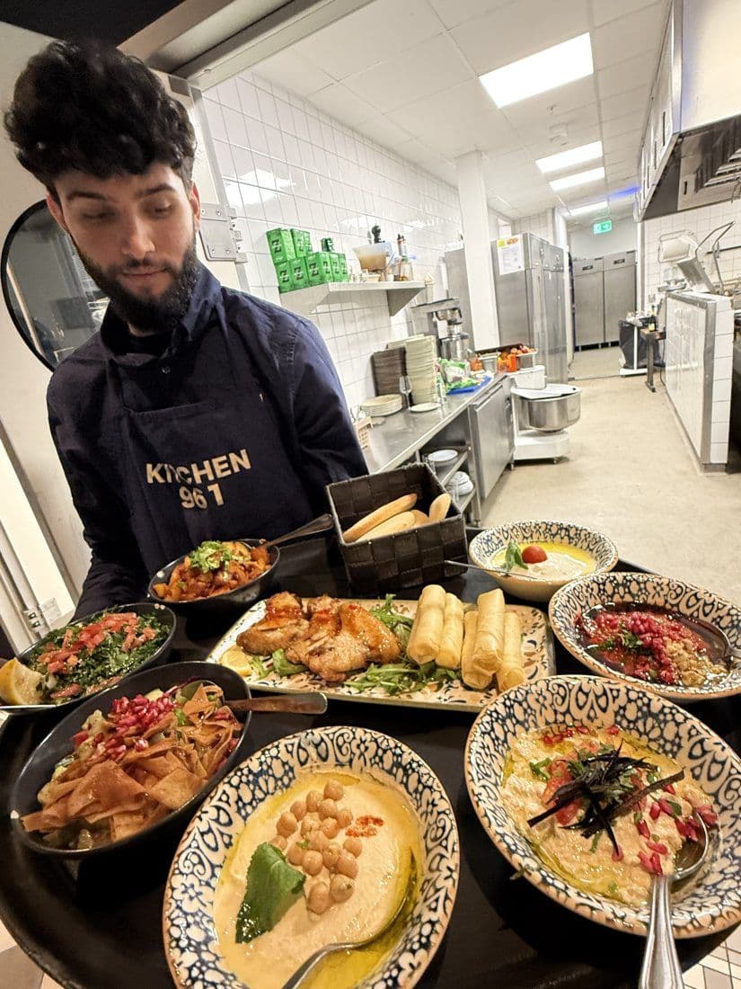 أحد أفراد طاقم Kitchen961 يحمل تشكيلة مازة