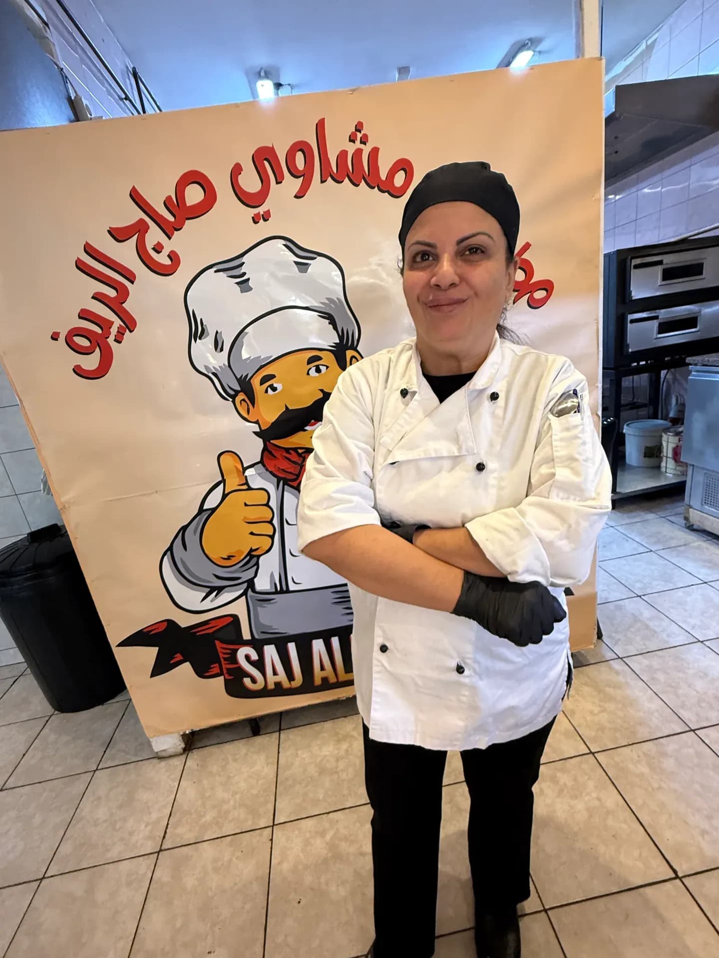 أم وسيم أمام لوحة صاج الريف