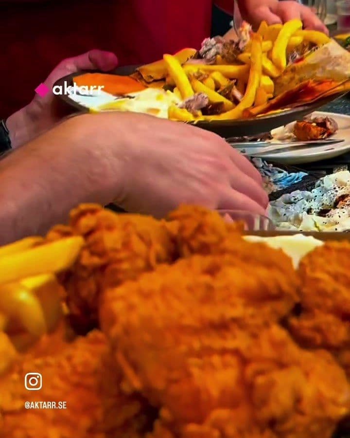 من الأطباق على المائدة