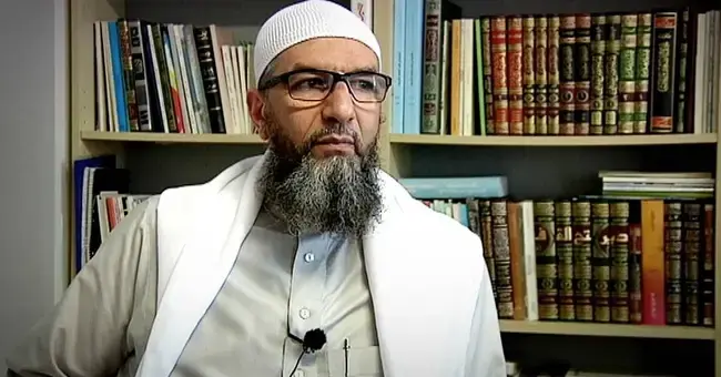 الإمام أبو رعد يُعلن أنه غادر السويد بعد 25 عاماً من العيش فيها
