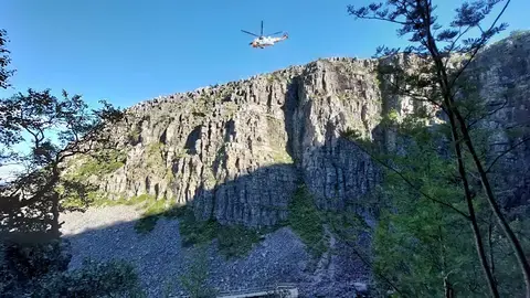 إنقاذ رجل وابنته علقا على جبل في السويد لست ساعات
