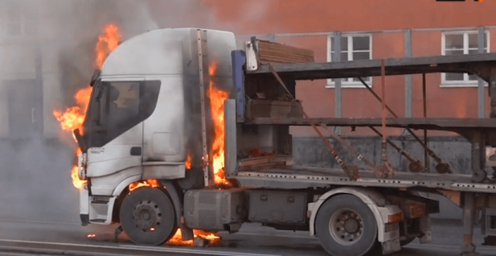 بالفيديو| النيران تلتهم شاحنة على الطريق ما بين ستوكهولم ونينسهامن!

