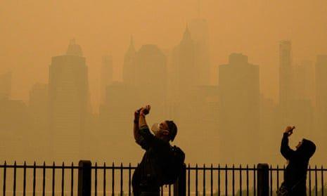 العالم على وشك مواجهة كارثة مناخية.. كندا تشتعل باللهب وحرائق الغابات تجتاح المدن الأمريكية