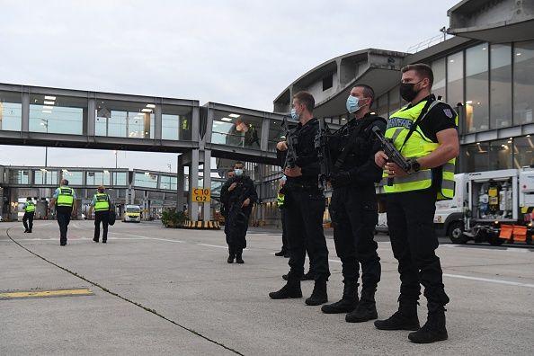 الشرطة الفرنسية تقتل رجلا يحمل سكينا في مطار رواسي شارل ديغول في باريس 