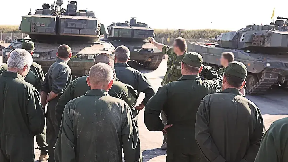 الأوكرانيون يتدربون على دبابة ليوبارد في السويد وقد "نفذ صبرهم"