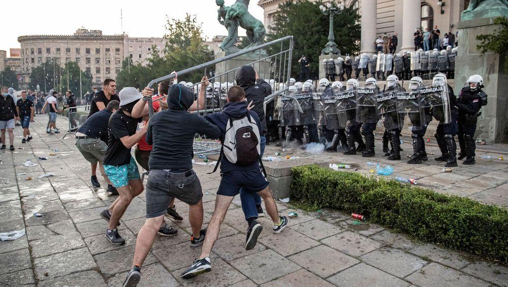 اشتباكات وسط العاصمة الصربية بسبب "مسير فخر"
