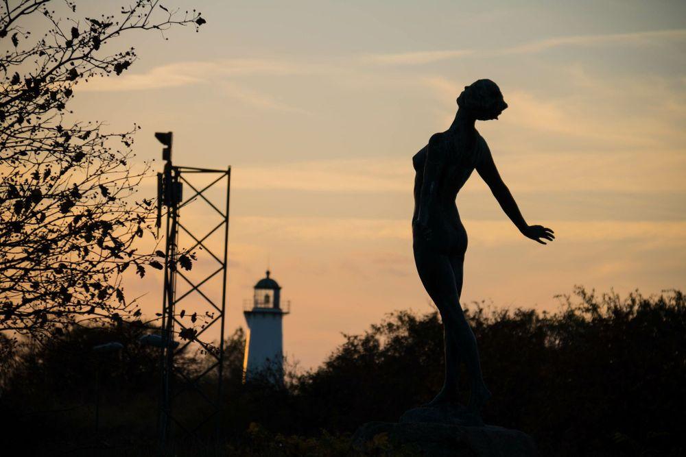 قصّة التمثال الموجود في أقصى نقطة في جنوبي السويد: المرأة التي تعانق السماء