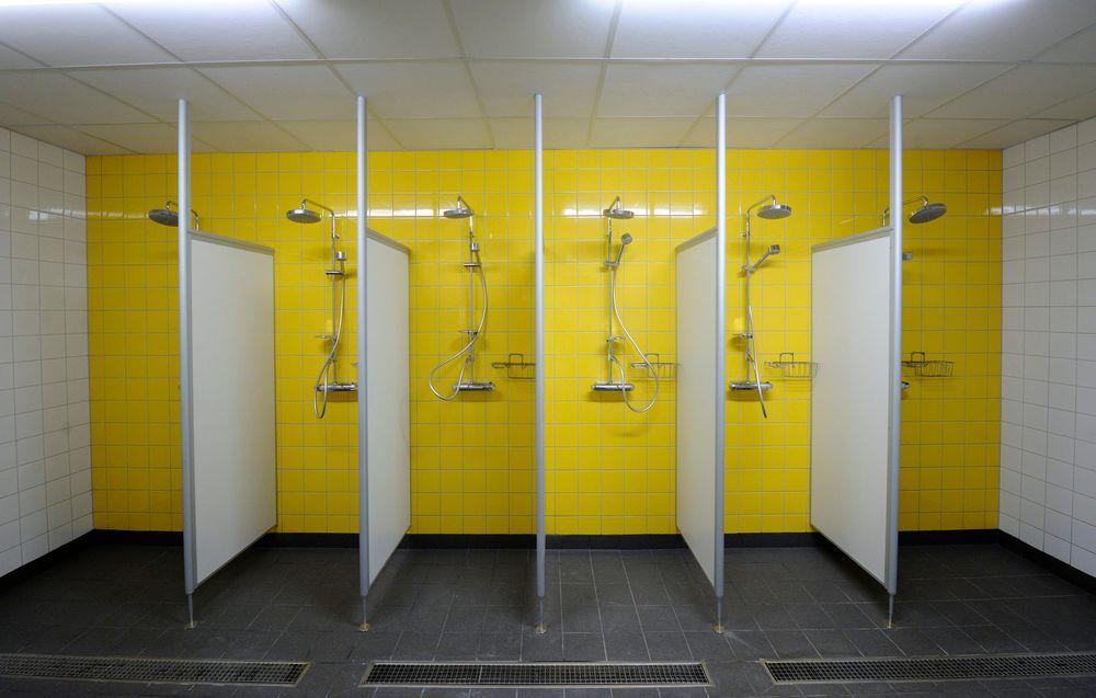 اقتراح إلكتروني لإنشاء مقصورات استحمام فردية في المدارس السويدية يحصد تأييد
