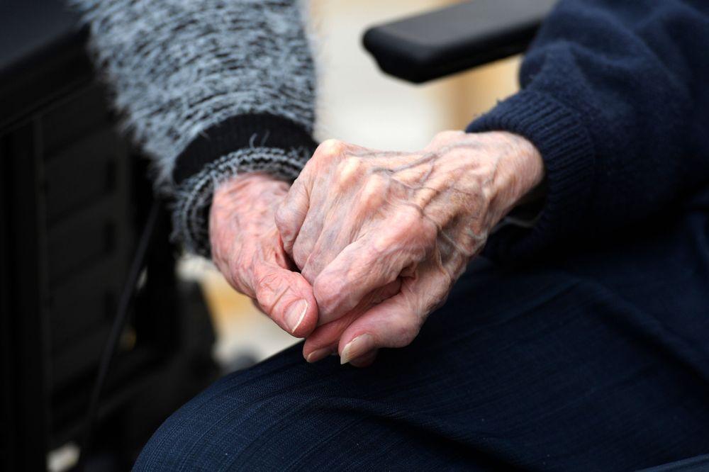 مسنة تتمنى الموت في أحد دور رعاية المسنين في السويد لهذا السبب!
