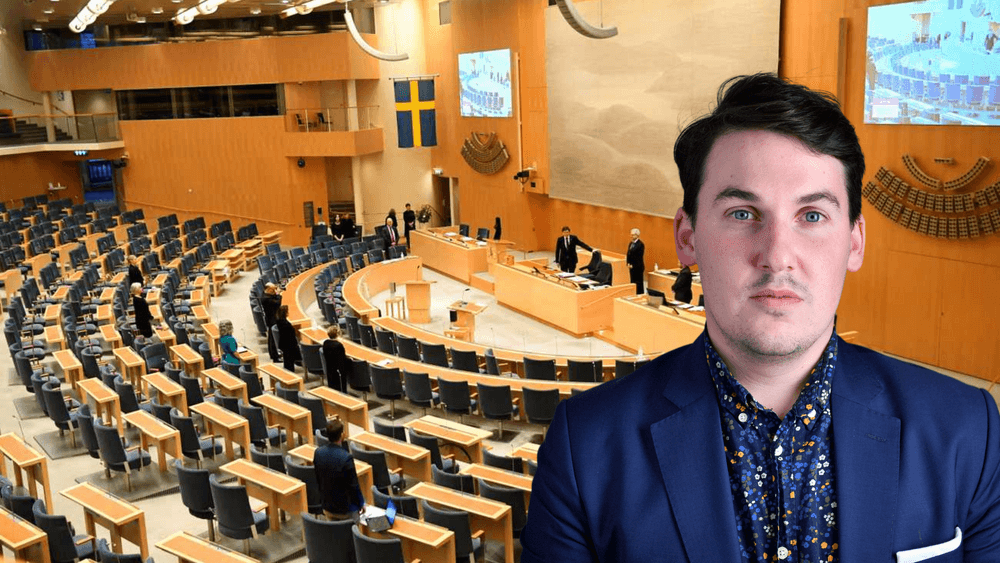 يدرس بدوام كامل أثناء عمله في البرلمان السويدي على نفقة دافعي الضرائب