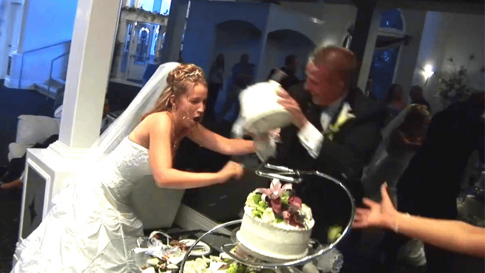امرأة تطلب الطلاق من زوجها لأنه دفع وجهها على قالب حلوى يوم الزفاف