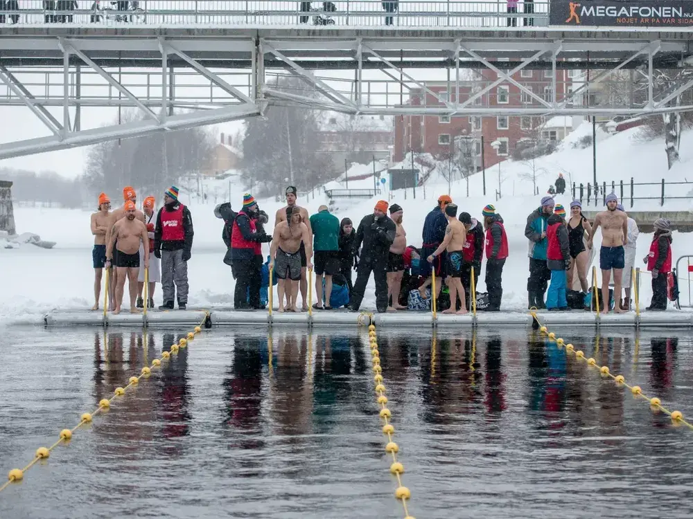 السباحة في بحيرات السويد الباردة… فوائد ونصائح مهمّة
