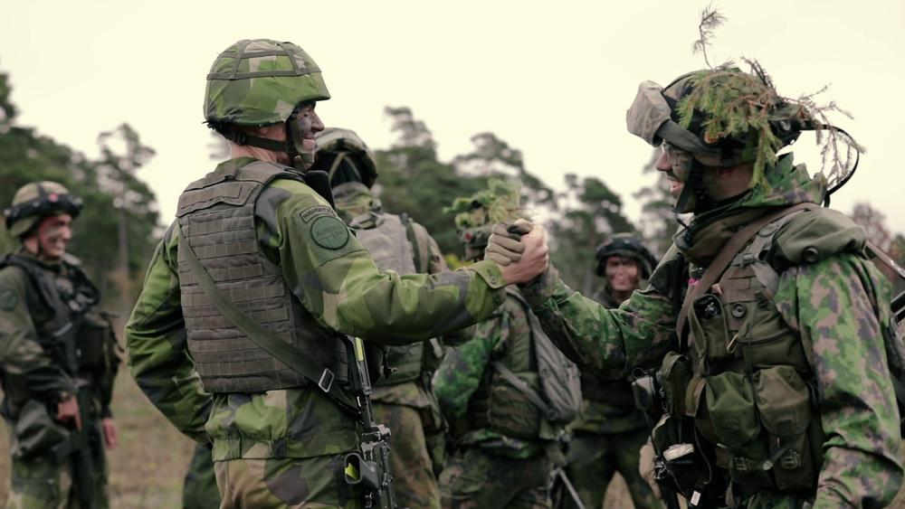 السويد "تناصر" أوكرانيا بأكثر من 100 جندي للتدريب
