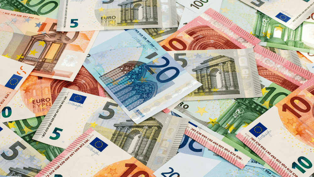اليورو يسجّل أدنى مستوى مقابل الدولار منذ 20 عاماً 