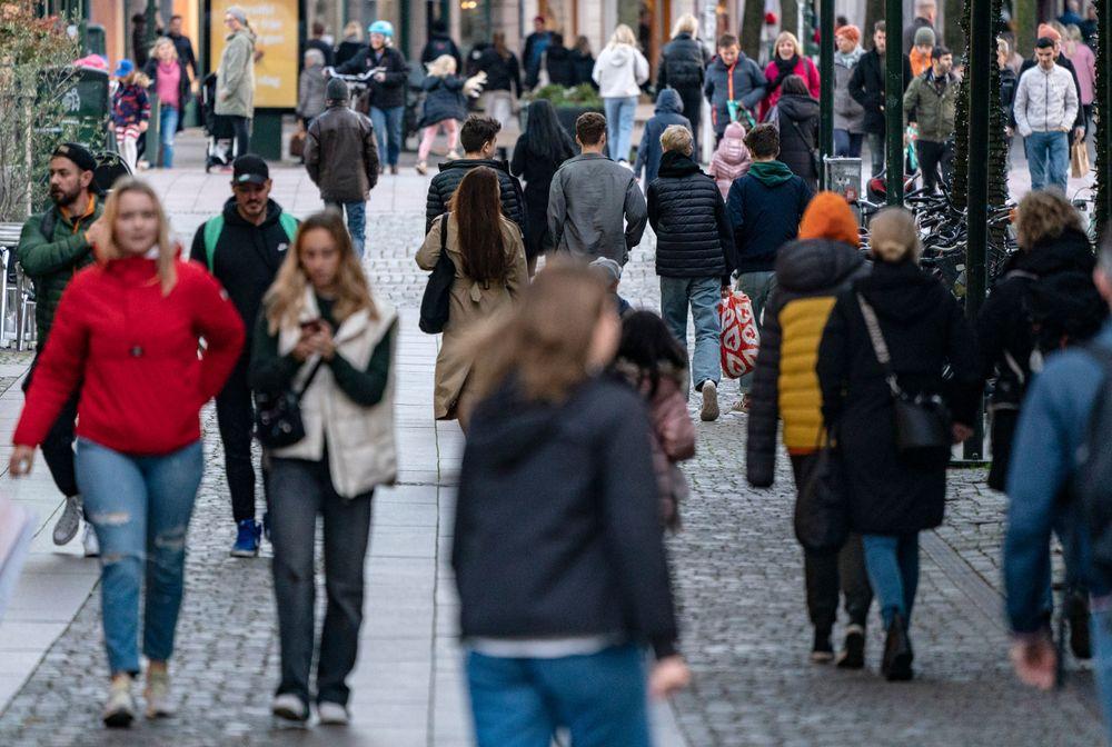 انخفاض انتشار عدوى كورونا في السويد لكن الخبراء لا يستبعدون موجة جديدة
